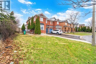 19 Silverbell Ct in Brampton, ON - Building Photo - Building Photo