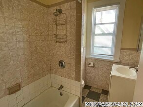 8 Bennett St, Unit 2 in Medford, MA - Foto de edificio - Building Photo