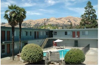 Villa Fairlane in San Jose, CA - Foto de edificio - Building Photo