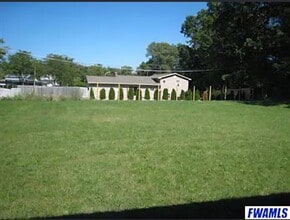 1926 Beechmont Dr in Fort Wayne, IN - Foto de edificio - Building Photo