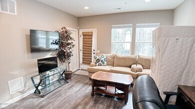 110 Halliard Dr in Eatontown, NJ - Building Photo - Building Photo