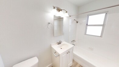 1 BED & 1 BATH UNIT - LOS ANGELES! in Los Angeles, CA - Building Photo - Interior Photo