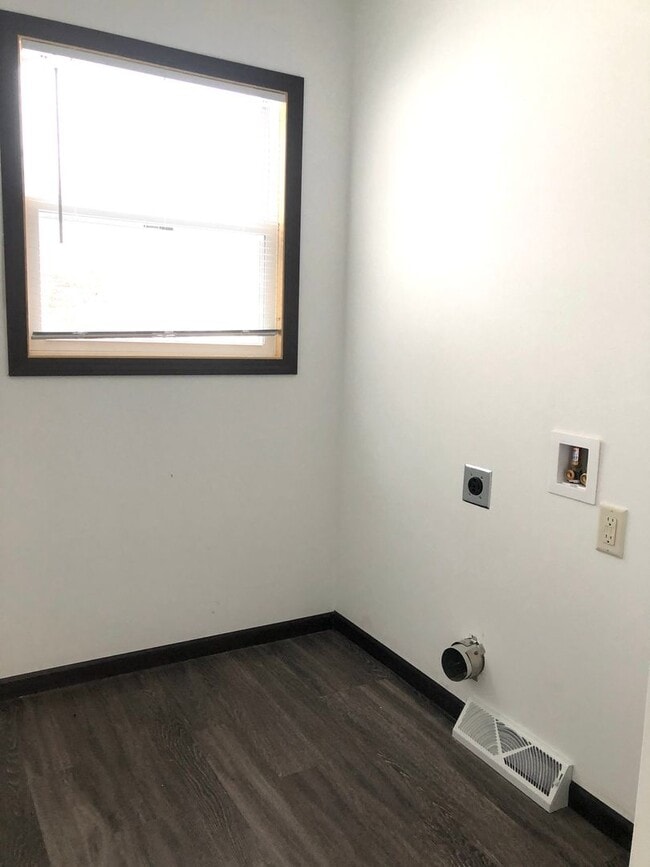 122 W Cedar St in Chippewa Falls, WI - Building Photo - Building Photo