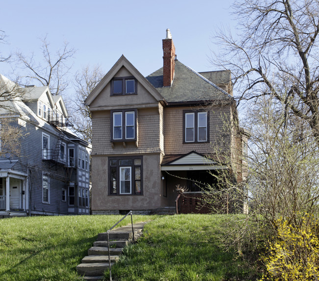 704 Glenwood Ave in Cincinnati, OH - Foto de edificio - Building Photo