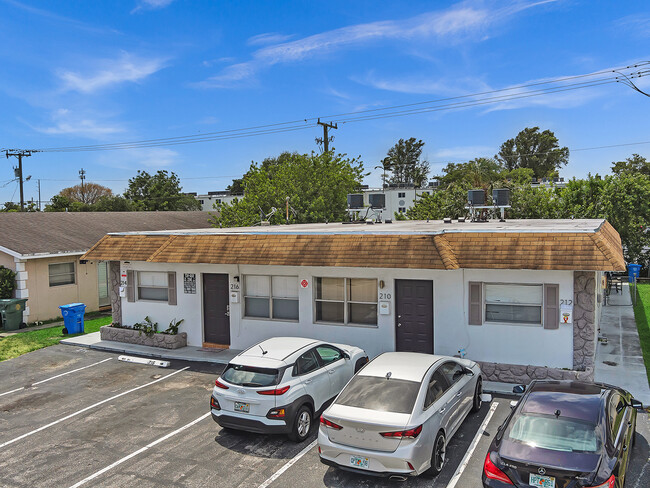 210 Ne 40th St in Oakland Park, FL - Building Photo - Building Photo