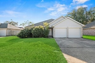 2205 Greenwood Dr in La Place, LA - Building Photo