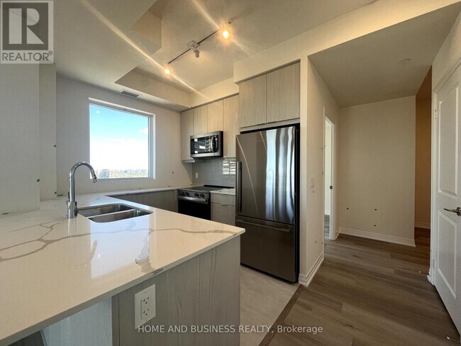 15 Watergarden Dr in Mississauga, ON - Building Photo - Building Photo