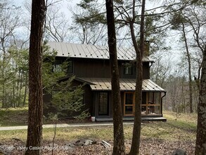 25 Boggs Hill Rd in Woodstock, NY - Building Photo - Building Photo