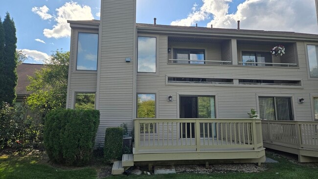 708 Preston Ct in Rochester Hills, MI - Foto de edificio - Building Photo