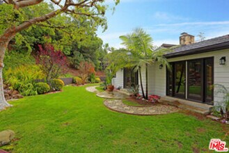 8049 Briar Summit Dr in Los Angeles, CA - Building Photo - Building Photo