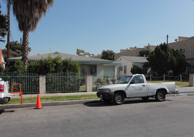 16336-16404 Cornuta Ave in Bellflower, CA - Building Photo - Building Photo
