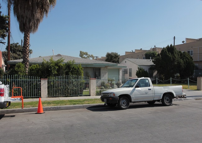 16336-16404 Cornuta Ave in Bellflower, CA - Foto de edificio - Building Photo