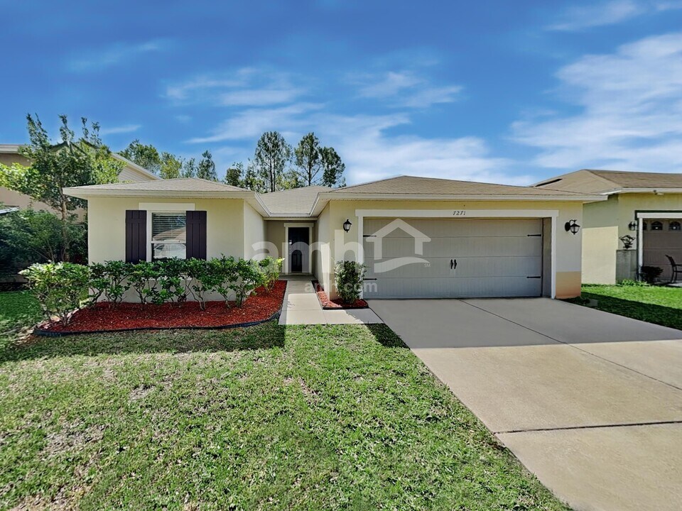7271 Wakeview Dr in Davenport, FL - Building Photo