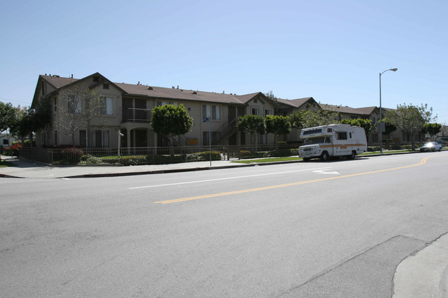 200 W 108th St in Los Angeles, CA - Foto de edificio - Building Photo