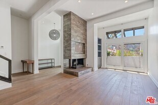 1575 Michael Ln in Los Angeles, CA - Building Photo