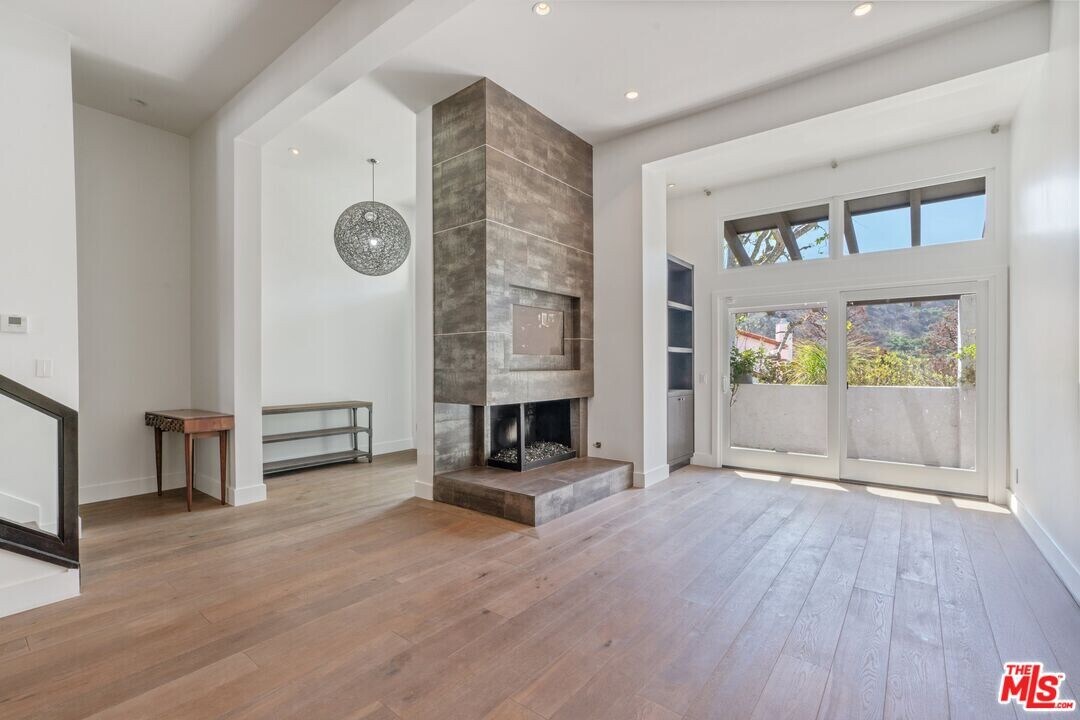 1575 Michael Ln in Los Angeles, CA - Building Photo