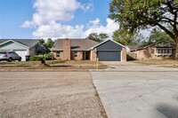 419 Hennessee Ln in Webster, TX - Building Photo - Building Photo