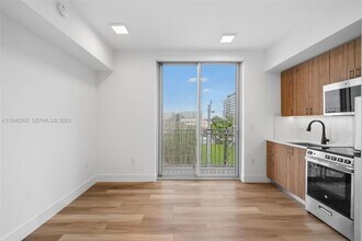 650 SW 1st St, Unit 406 in Miami, FL - Foto de edificio - Building Photo