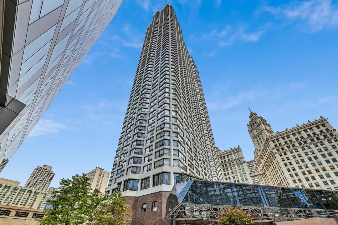 405 N Wabash Ave in Chicago, IL - Building Photo
