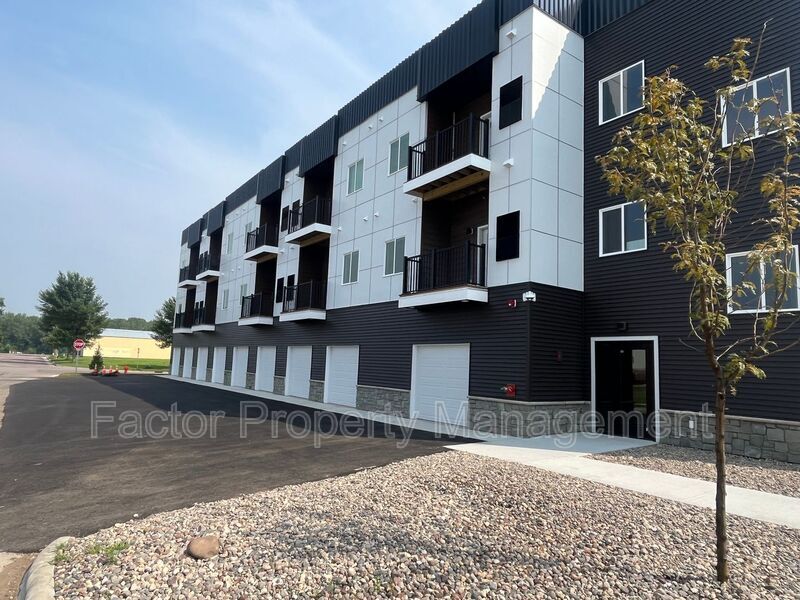 960 N 3rd St in St. Peter, MN - Building Photo