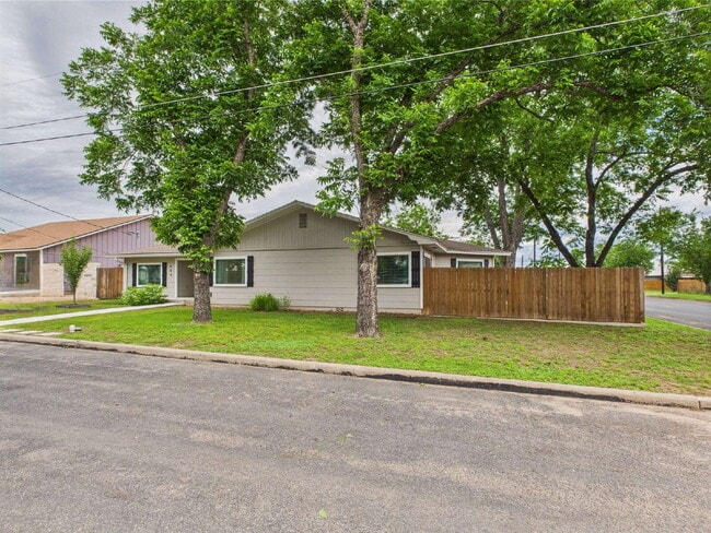 409 S Pear St in Fredericksburg, TX - Building Photo - Building Photo