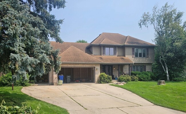property at 2912 Ivanhoe Gln