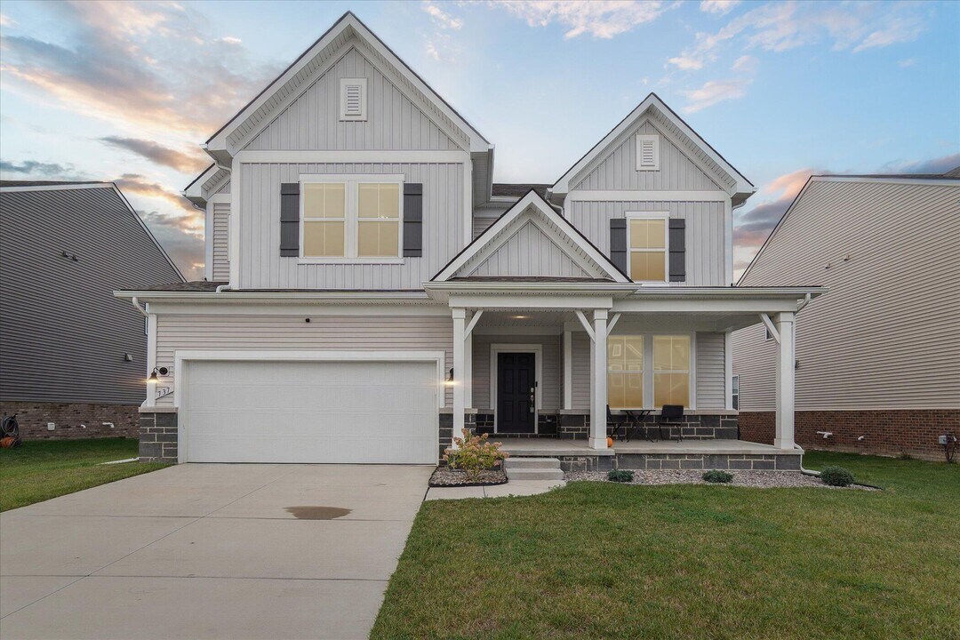 737 Haywood Dr in Saline, MI - Building Photo