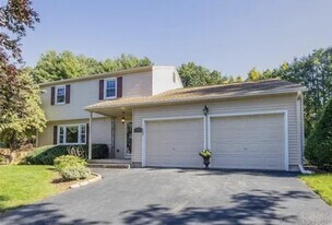 75 Grissom Rd in Manchester, CT - Building Photo
