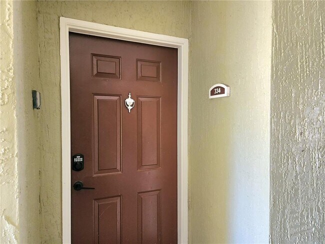 712 Crest Pines Dr in Orlando, FL - Foto de edificio - Building Photo