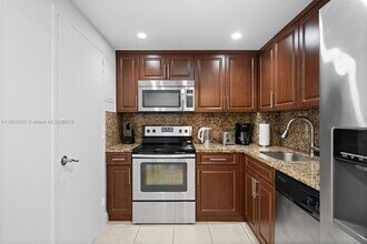 401 Golden Isles Dr, Unit 406 in Hallandale Beach, FL - Building Photo - Building Photo