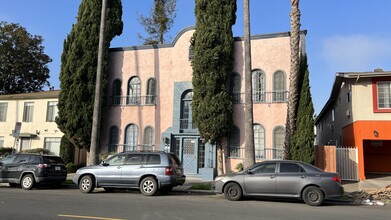 1537 Corinth Ave in Los Angeles, CA - Foto de edificio - Building Photo