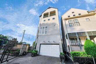 4005 Woodshire Vlg Ests in Houston, TX - Building Photo - Building Photo