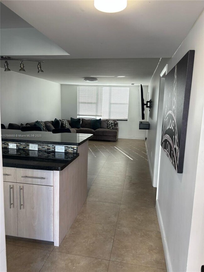 1893 S Ocean Dr in Hallandale Beach, FL - Building Photo - Building Photo