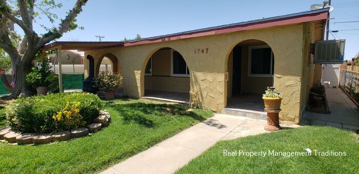 1747 Sweetbrier St in Palmdale, CA - Foto de edificio