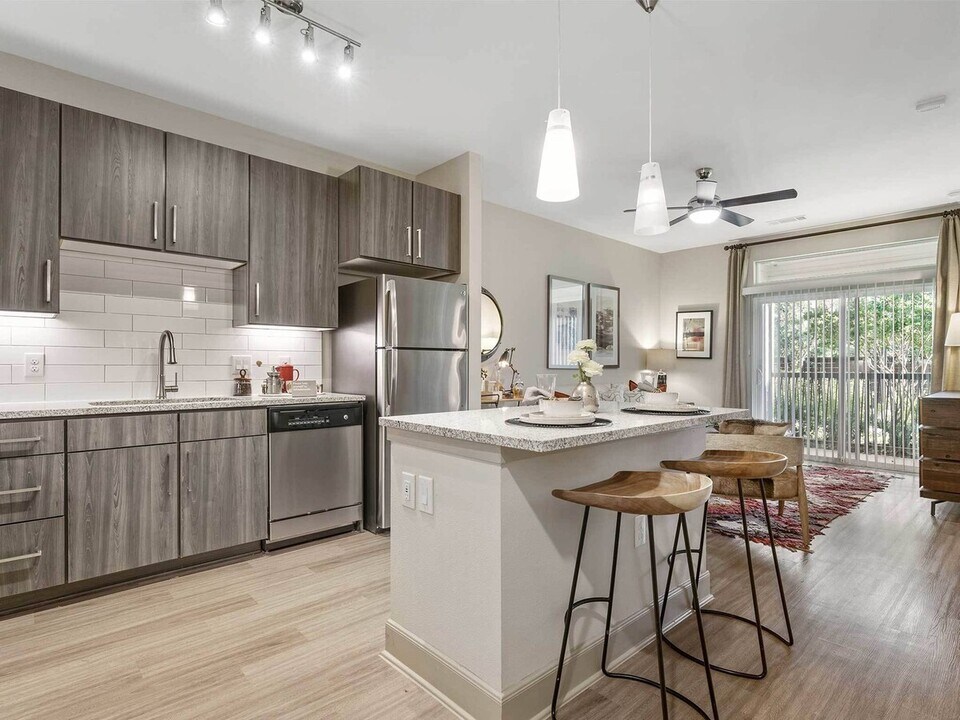 11540 Pearland Pkwy in Houston, TX - Building Photo