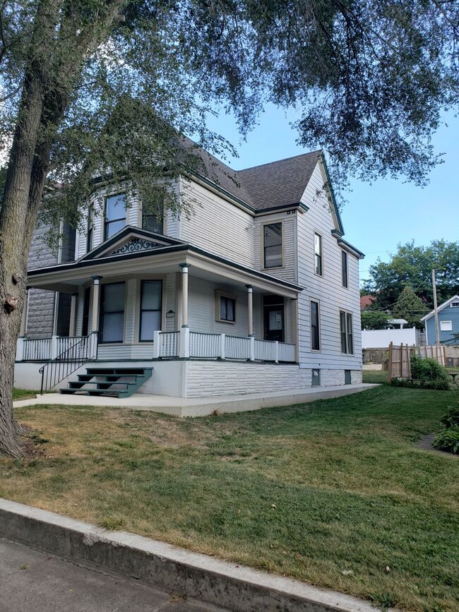 1215 W Berry St in Fort Wayne, IN - Building Photo - Building Photo