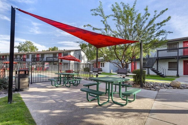 2025 West Apartment Homes in Phoenix, AZ - Foto de edificio - Building Photo