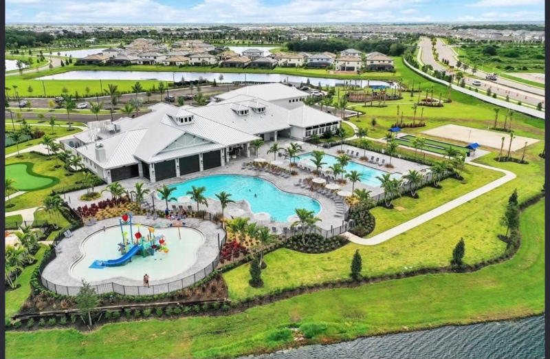 15217 Lyla Ter in Bradenton, FL - Foto de edificio