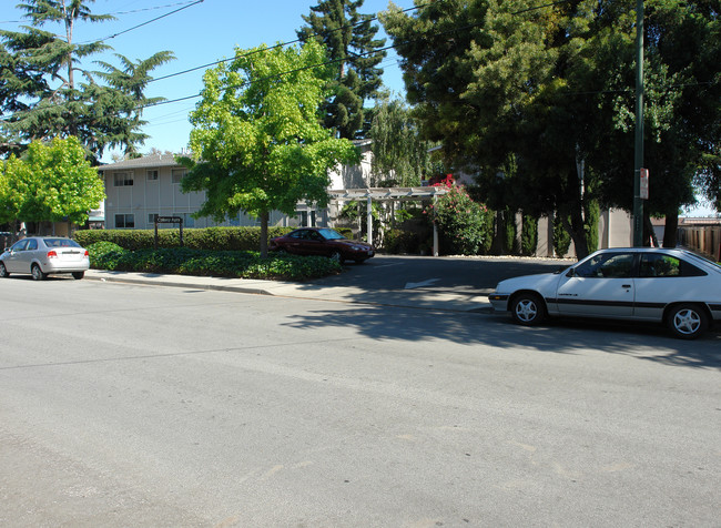2014 Colony St in Mountain View, CA - Foto de edificio - Building Photo