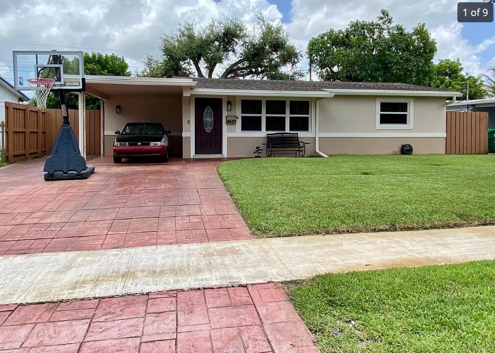 9457 SW 51st Pl in Cooper City, FL - Building Photo