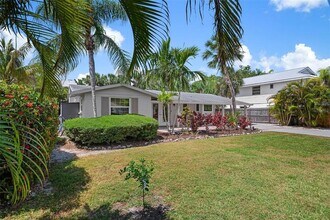 211 Island Cir in Siesta Key, FL - Building Photo - Building Photo