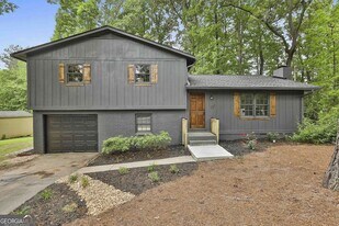 157 Hyde Cir in Newnan, GA - Building Photo