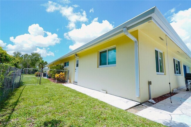 1351 Oaklawn Ct in Ft. Myers, FL - Building Photo - Building Photo