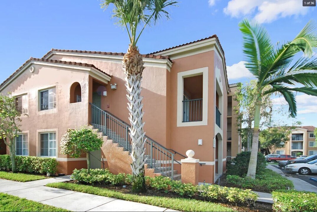 8010 N Nob Hill Rd in Tamarac, FL - Foto de edificio