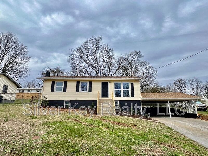 206 Riggs St in Athens, TN - Building Photo