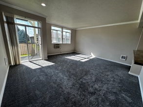 22855 E Country Vista Dr in Liberty Lake, WA - Foto de edificio - Building Photo