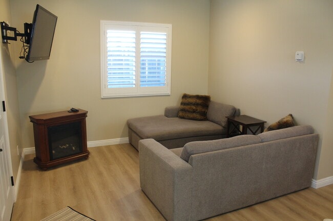 8864 Earhart Ave in Los Angeles, CA - Building Photo - Building Photo