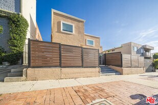 136 N Rampart Blvd in Los Angeles, CA - Building Photo