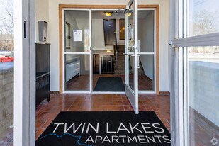 Twin Lakes Apartments in Robbinsdale, MN - Building Photo