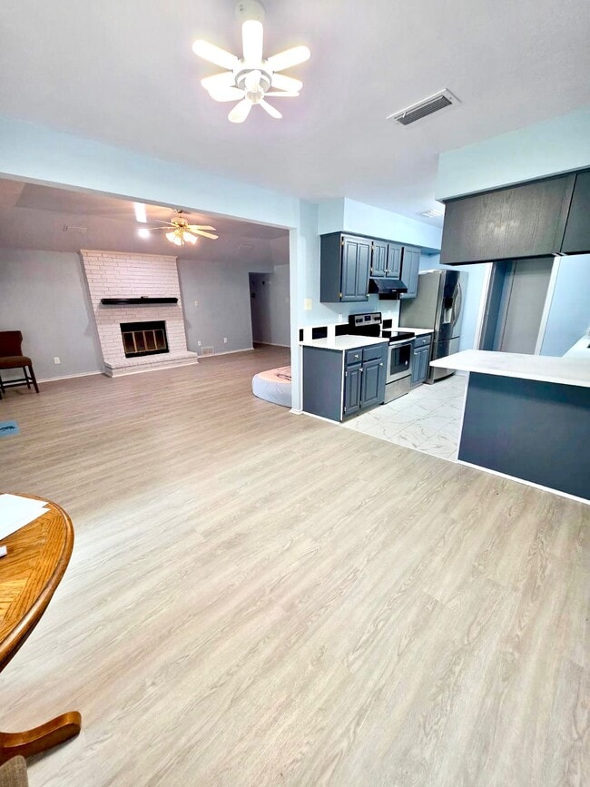 651 Brookside Dr in Cedar Hill, TX - Foto de edificio - Building Photo